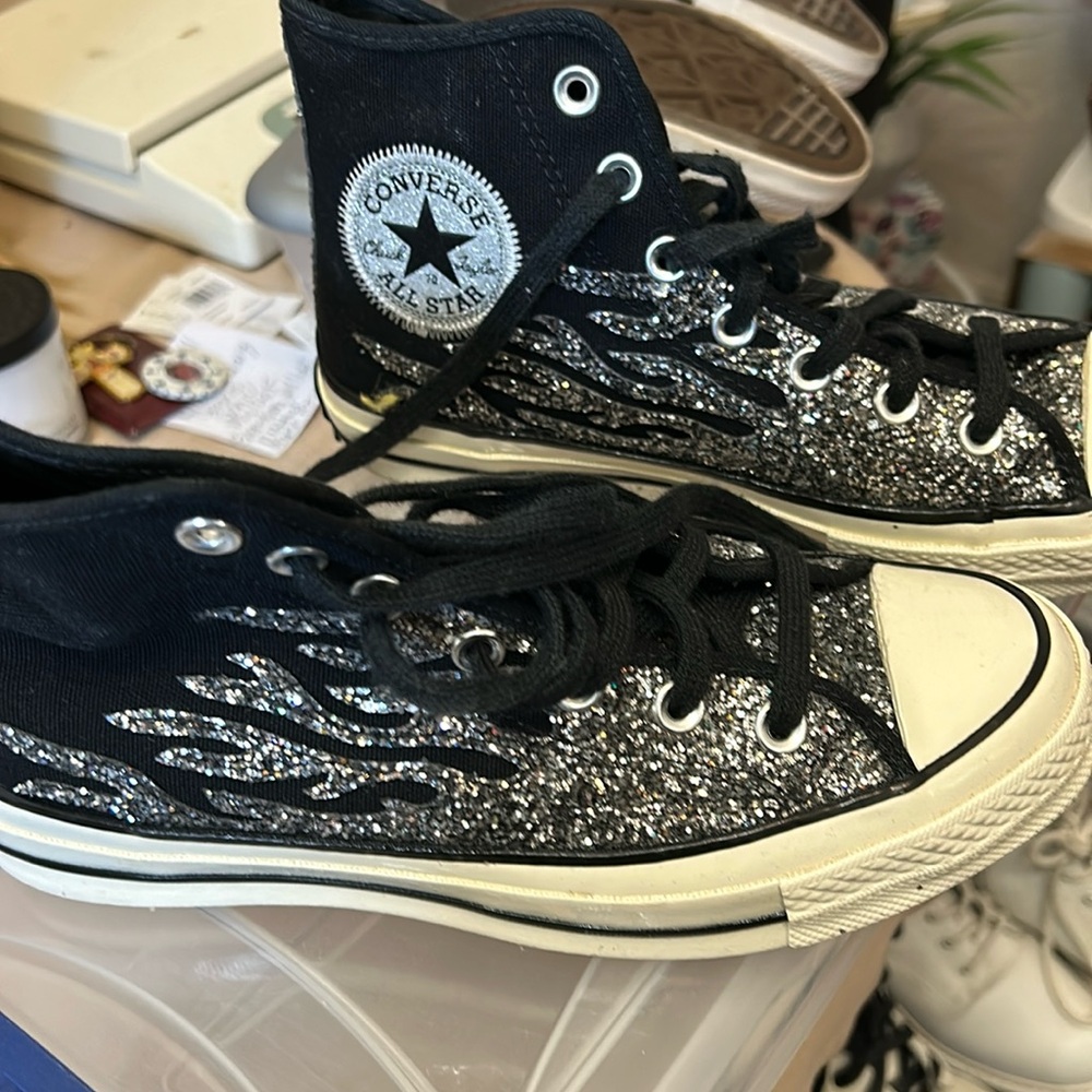 Converse Chuck 



glitter flame preowned used once